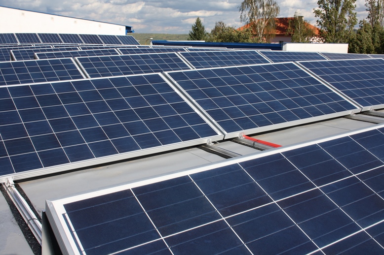Fotovoltaické panely na střeše komerčního objektu